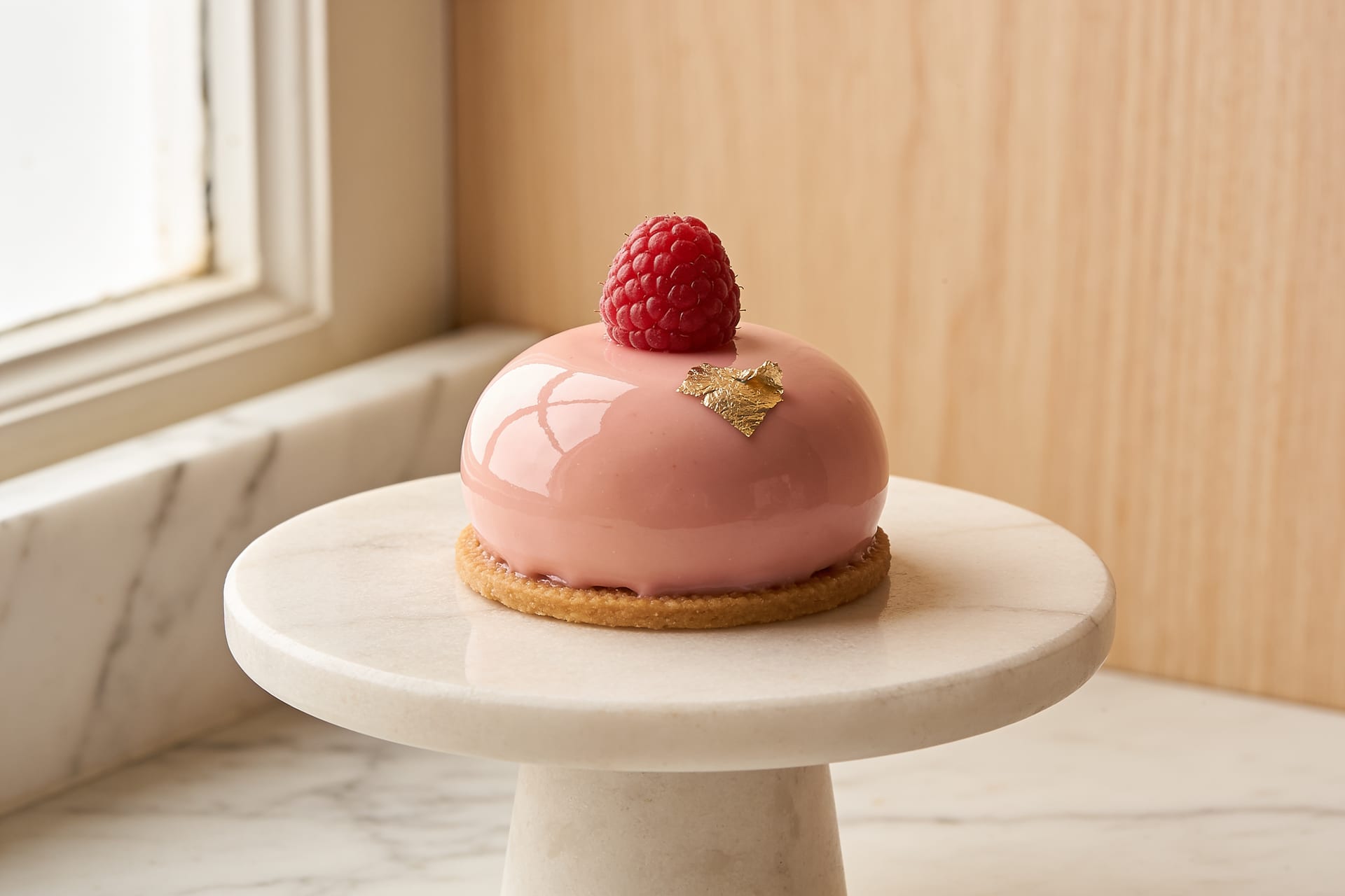 L'entremets signature de la Maison Aubépine, glaçage miroir et framboise fraîche